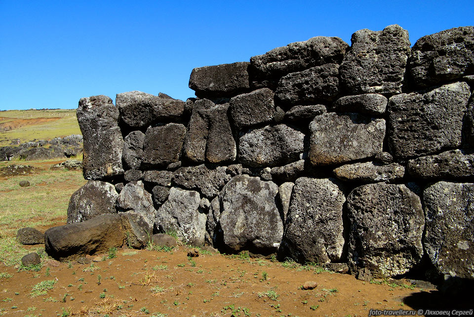 Большинство аху расположено прямо на берегу, и от воды их отделяет 
только стена шириной 1-2 м.
Стена служит пьедесталом для моаи. Его высота 3, а бывает и 6 м.
Островитяне строили такую стену из больших камней, умело положенных один на другой.