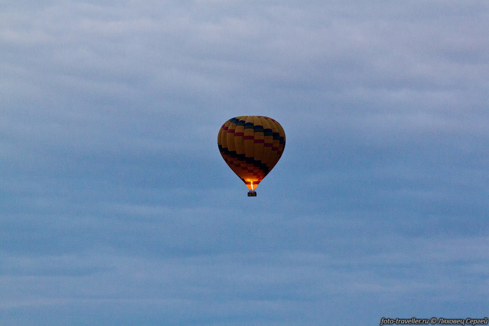 Экскурсия на воздушном шаре.
Какие-то богатые туристы полетели.