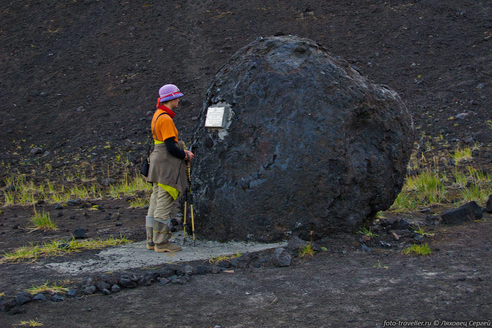 Памятник вулканологам у основания сопки Горшкова
