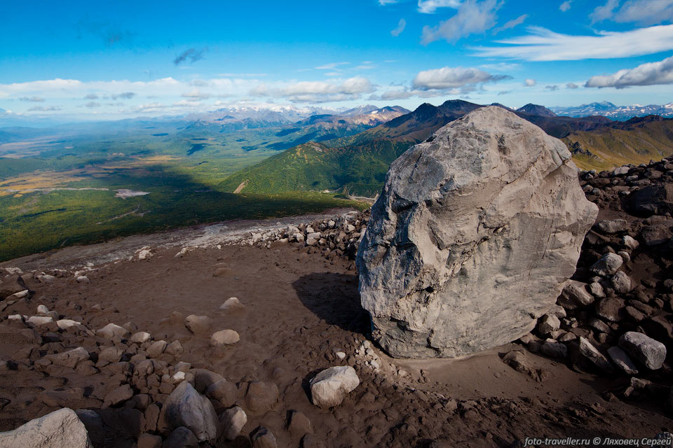 Камень на склоне вулкана Кизимен