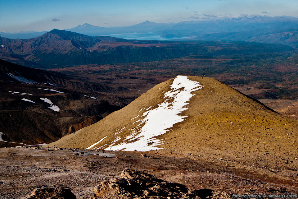 Вид с вершины вулкана Комарова на Кроноцкое озеро