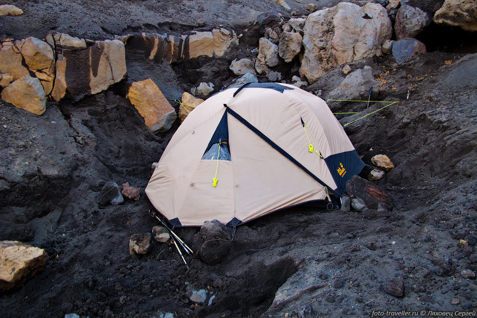 Лагерь 32 ставим в узком сухом русле под скальным уступом, который 
защищает от ветра. 
Пришлось выкопать площадку. На голову постоянно метет песок, но по крайней мере 
палатку не уносит.