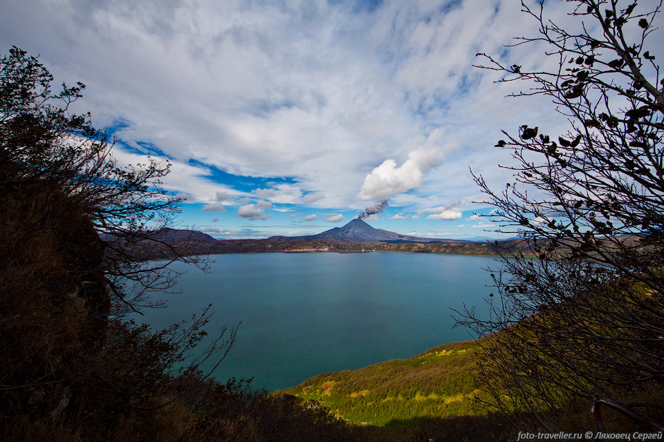 Вид на Карымское озеро и вулкан Карымский