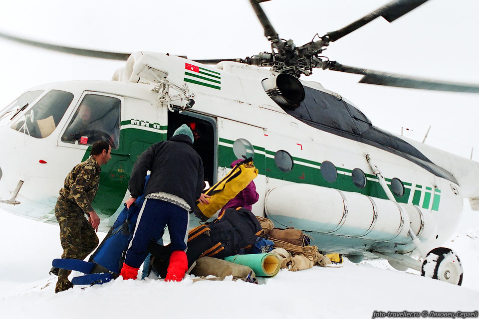Летчики набрали в вертолет снега, показать внизу детям
