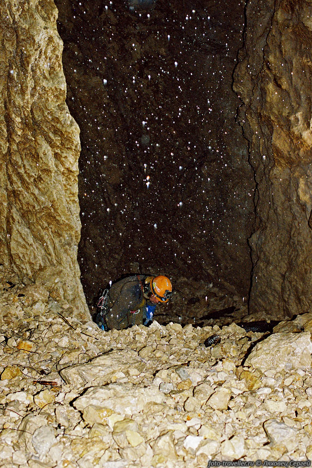 Дно колодца-пещеры Каньон