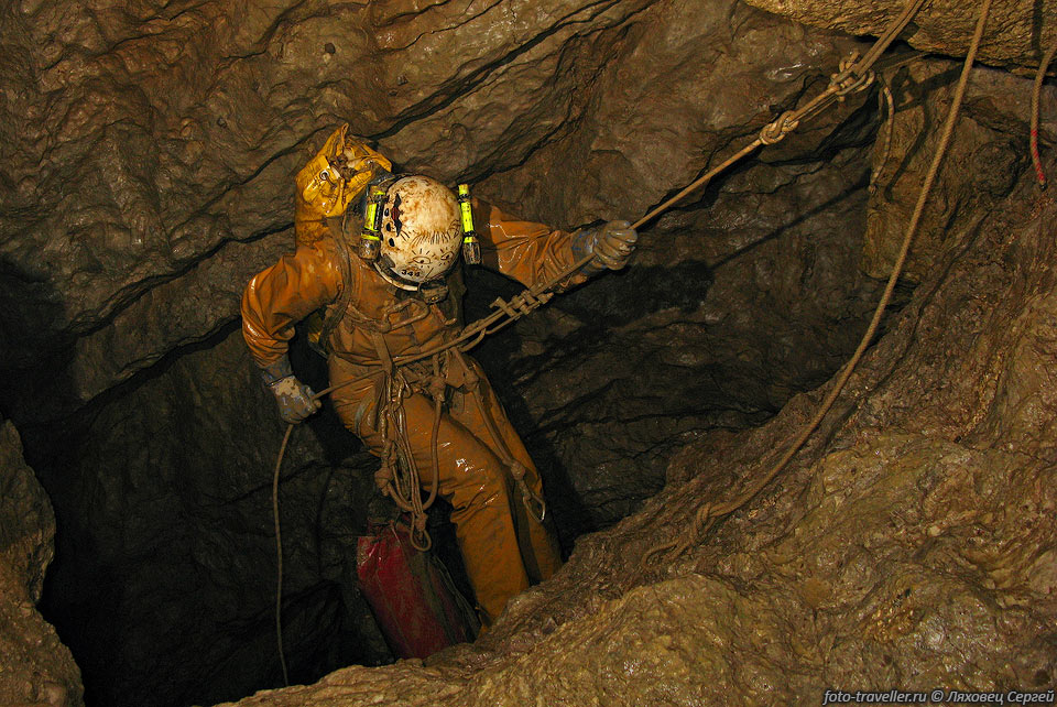 Одна из примерно 160 навесок, используемых на пути на дно.
Навеска в пещере была в плохом состоянии, почти все пришлось переделывать.