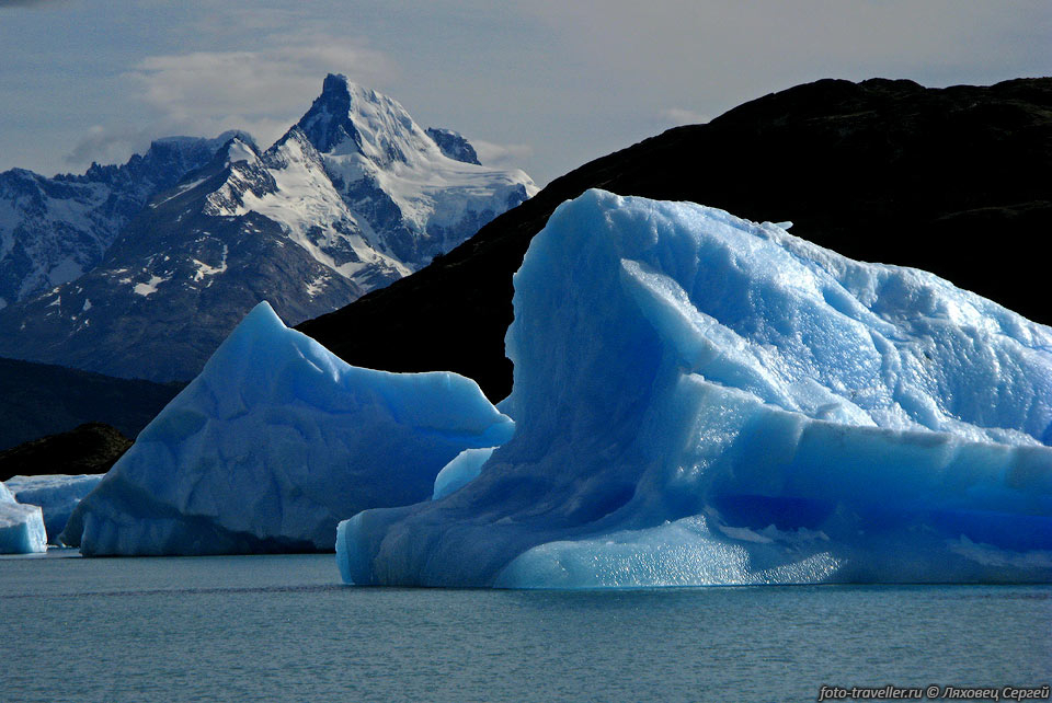 Айсберги отколовшиеся от ледника Упсала (Upsala glacier).