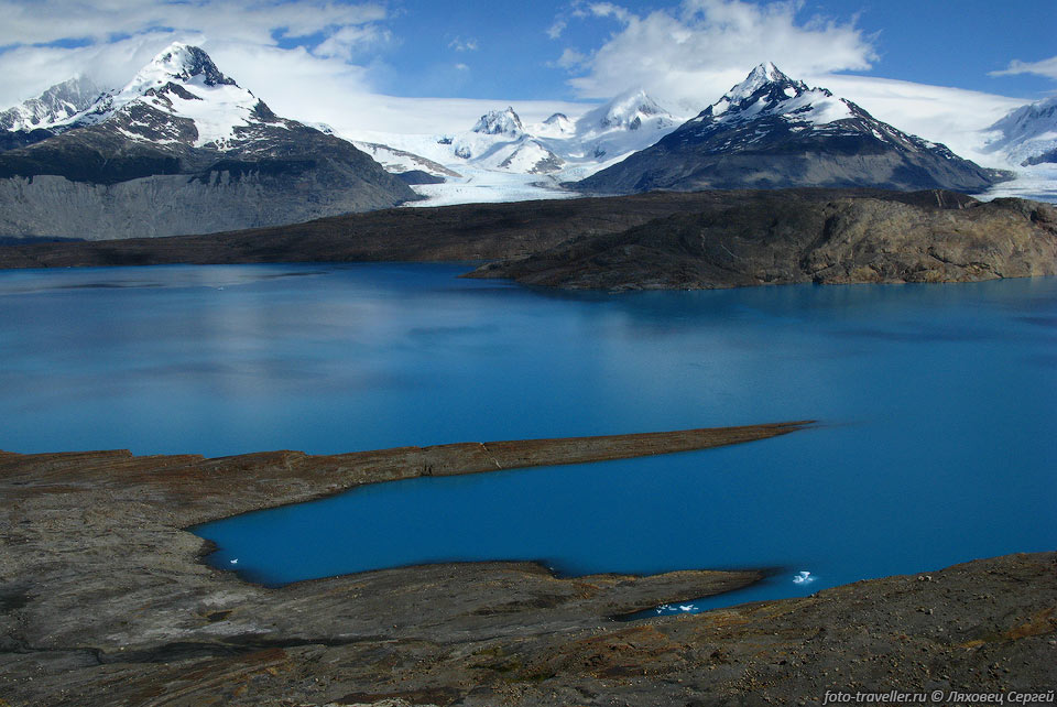Озеро Гуиллермо (Guillermo).
Один из языков ледника Упсала впадает сюда.