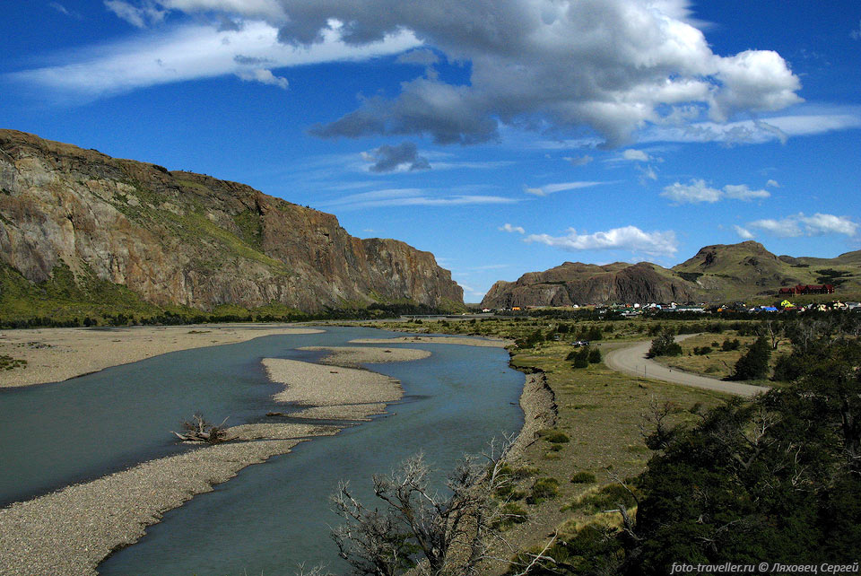 Река Де лас Вуелтас (Rio de las Vueltas).
Протекает рядом с поселком Чалтен.