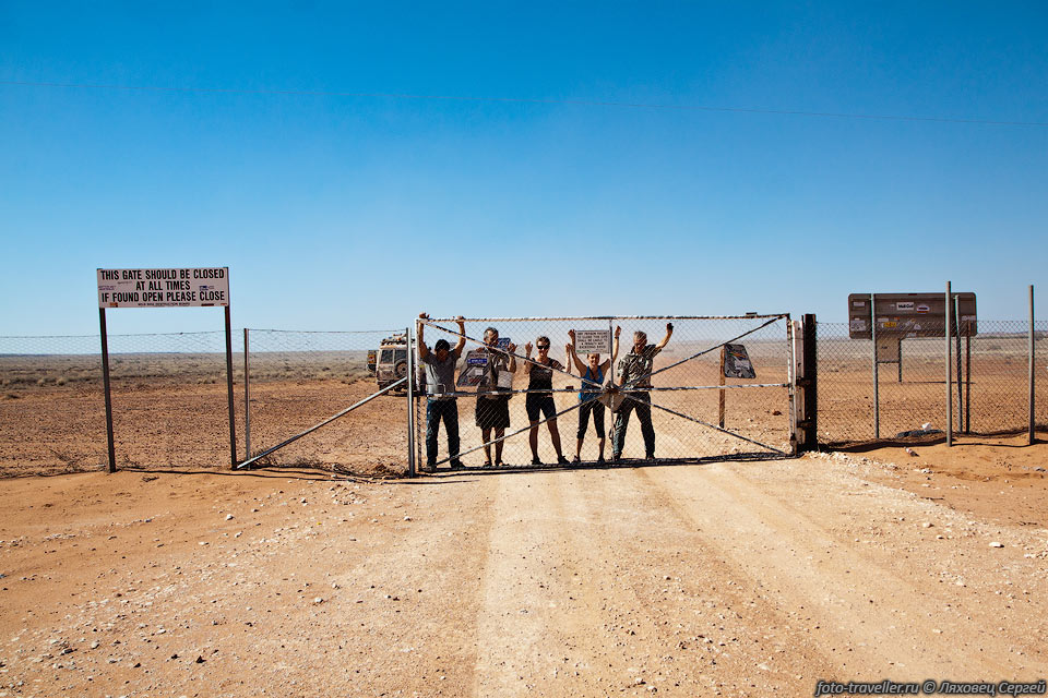 Ворота (Warri Warri Gate) в Заборе 
Динго (Dog Fence, Dingo Fence).
Забор Динго имеет протяженность 5600 км и защищает овец на юге континента от собак 
динго.