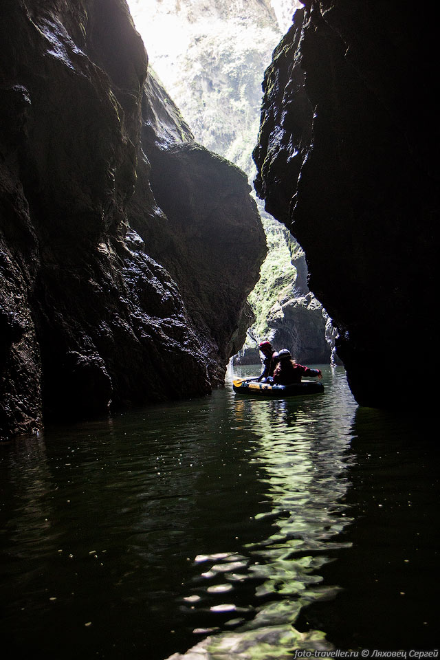 Каньон - вход в пещеру Тополница - узкий и высокий.
Глубина большая, дна в основном не видно, но отмели есть.