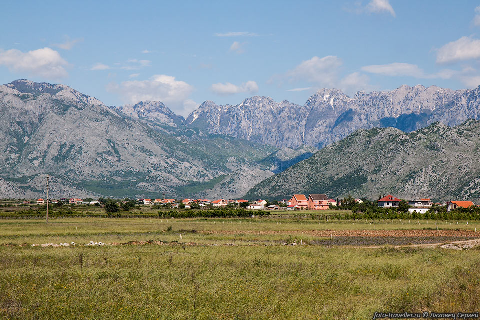 Северо-Албанские Альпы. 
Высочайшая вершина - гора Езерца (2692 м).
Массив сложен известняками, доломитами и сланцами, распространён карст.