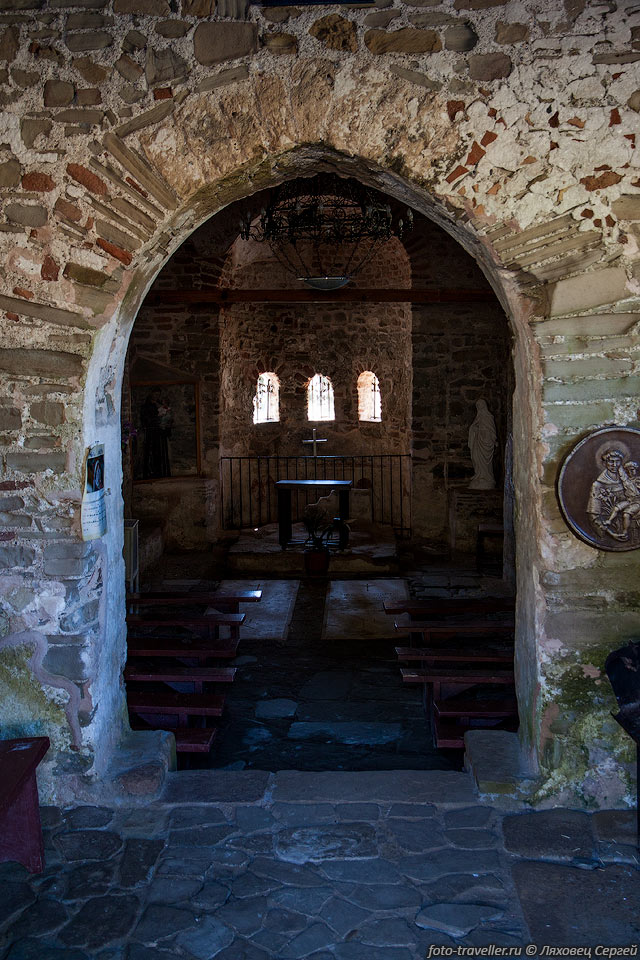 Внутри восстановленной церкви Святого Антония