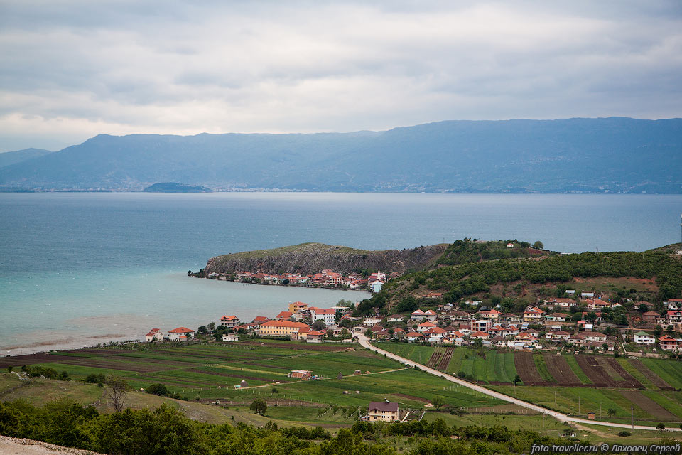 Поселок на берегу озера Охрид.
