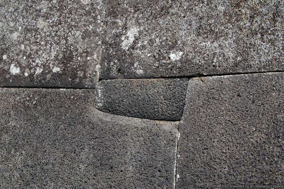 В аху Винапу (Ahu Vinapu) кладка камней и их обработка напоминают 
строения инков Южной Америки.