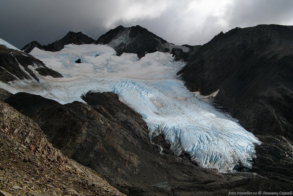 Над ледником находятся вершины Серро Кондор (Cerro Condor, 1766 
м) и Серро Амистад (Cerro Amistad, 1790 м)