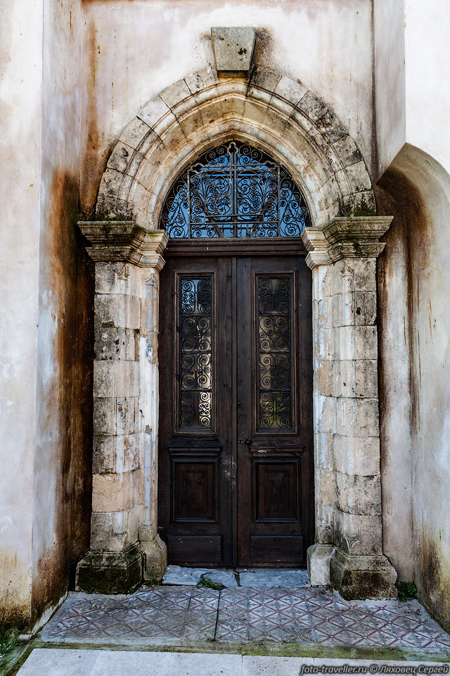 Дверь в монастыре святого Пантелеимона.