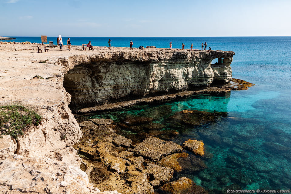 Бухта с морскими пещерами, одно из самых красивых мест на побережье 
Кипра