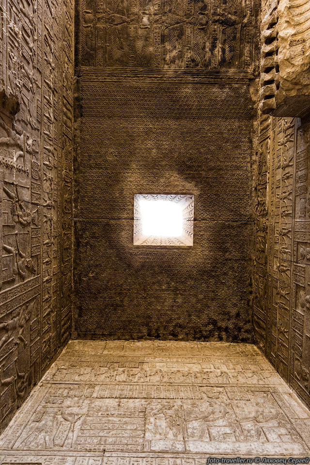 Отверстие в потолке одного из помещений храма Хатхор