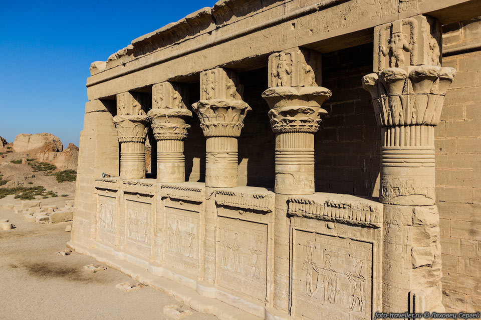 Долгое время храм был занесён песком, но все равно верхние помещения 
использовались в качестве конюшен.
Впервые раскопками храма Хатхор занялся в 1876 году немецкий египтолог Йоханнес 
Дюмихен.