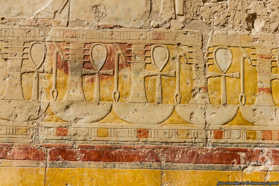 Разноцветные фрески в храме Хатшепсут