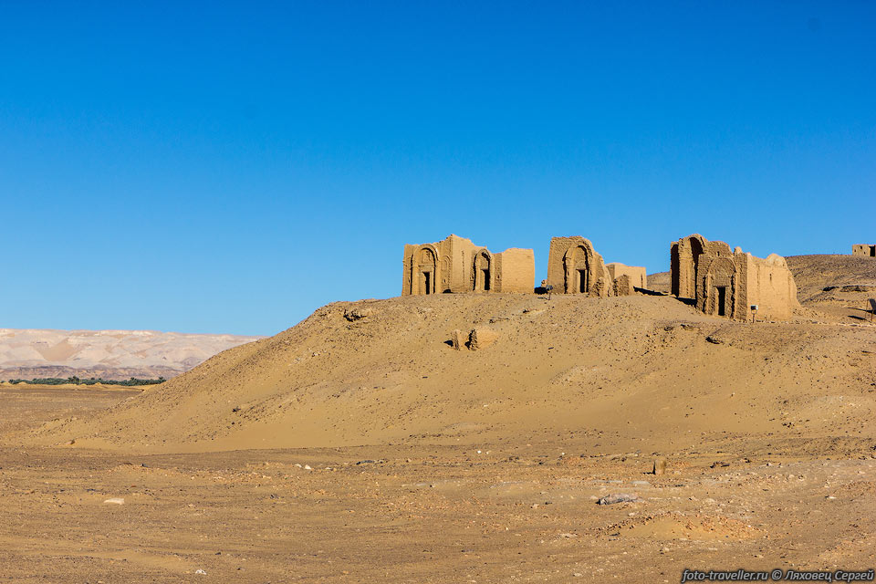 Некрополь Багават имеет площадь 500х200 метров. Сохранились 
263 захоронений.
Часть погребений представляют собой небольшие часовни с куполами.