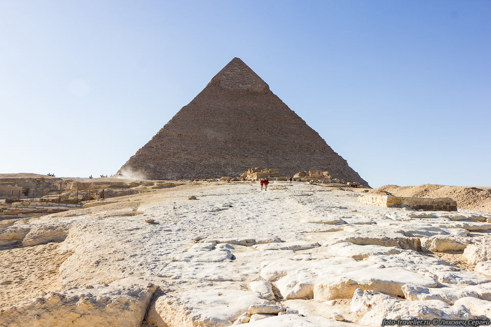 Пирамида фараона Хефрена (Хафра) расположена к юго-западу от пирамиды 
Хеопса.
Изначальная высота пирамиды составляла 143,9 метра, она уступала пирамиде Хеопса 
3 метра. Сейчас высота пирамиды 136,4 метра.
Пирамида Хефрена имеет больший наклон стен (52°20’) и меньшую длину основания (215,3 
метра, сейчас 210,5 метра).