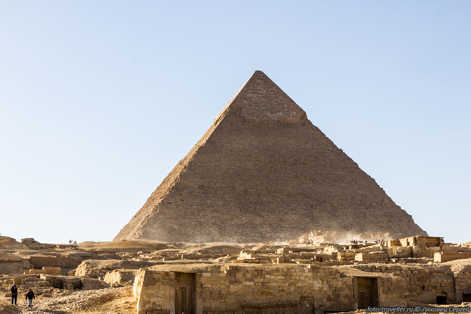 В пирамиде Хефрена существует два входа, располагающихся на северной 
стене.