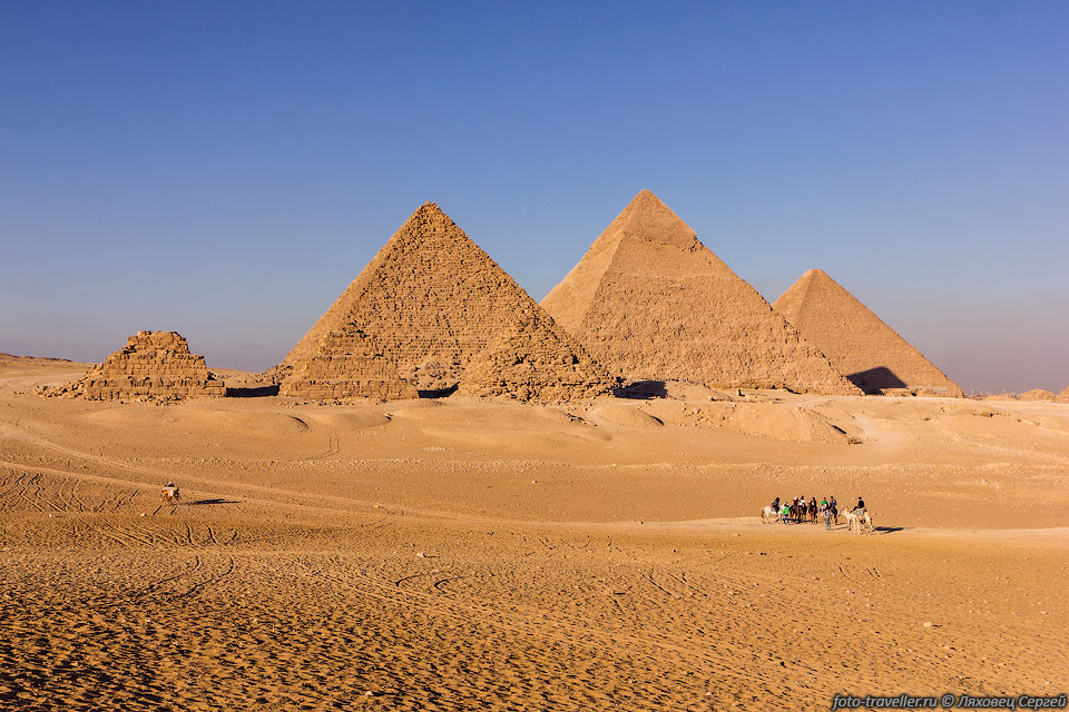 В конце 12 века пирамида Микерина пострадала из-за действий султана 
аль-Малика аль-Азиза,
 который пытался снести некрополь Гизы.
Начал он именно с этой, самой маленькой пирамиды.
Работы по разрушению велись восемь месяцев и были остановлены из-за слишком больших 
расходов.