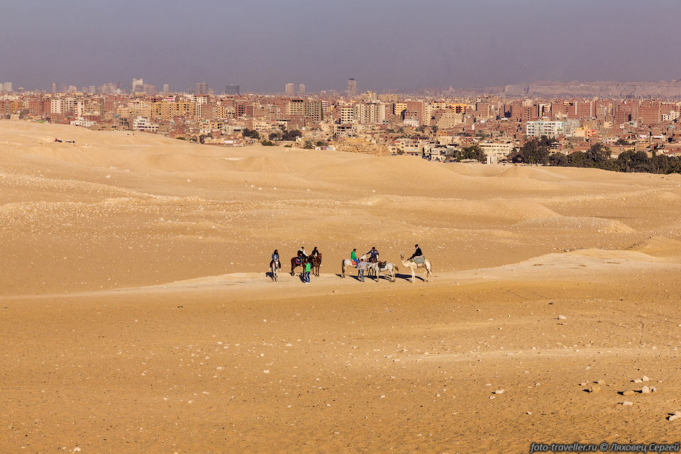 Вид на город Гиза от пирамид.