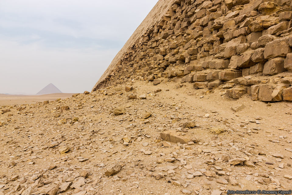 Археологи выяснили, что пирамида перестраивалась три раза. 
Пирамида перестраивалась с целью придания ей более устойчивой конструкции, но перестройки 
привели к возрастанию
давления блоков на внутренние камеры, что привело к появлению трещин и даже реальной 
возможности обрушения.
