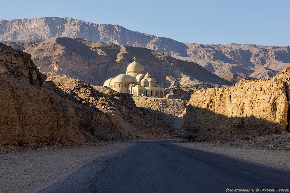 Монастырь Святого Павла Фивейского - коптский монастырь в Аравийской 
пустыне.
Находится недалеко от побережья Красного моря.