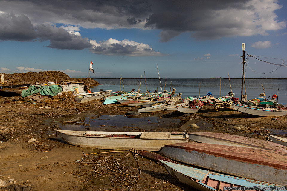 Cтоянка лодок на берегу озера Манзала (Lake Manzala, Bashmur Sea).