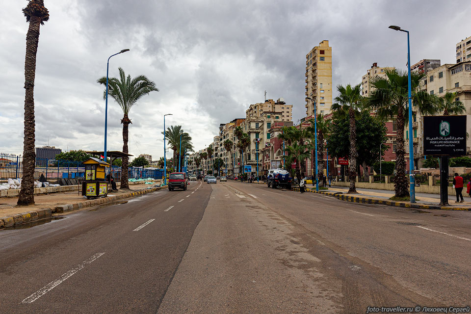 Дорога Эль-Гайш (El-Gaish) ведет вдоль Восточной бухты в Александрии