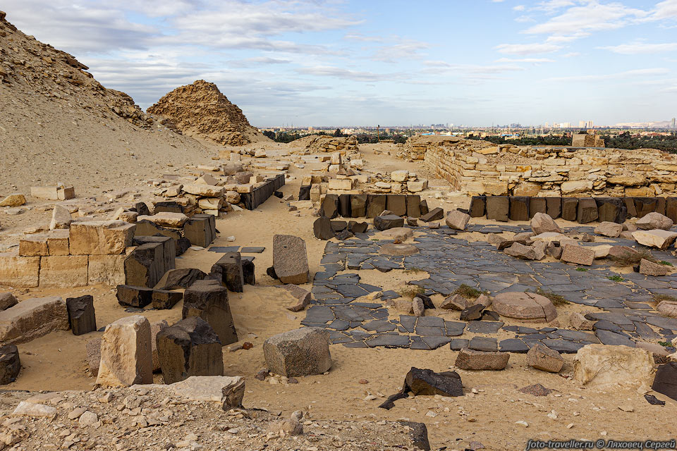Комплекс перед пирамидой Ниусерра (Pyramid of Nyuserra, Niuserre) 
в некрополе Абусира.
