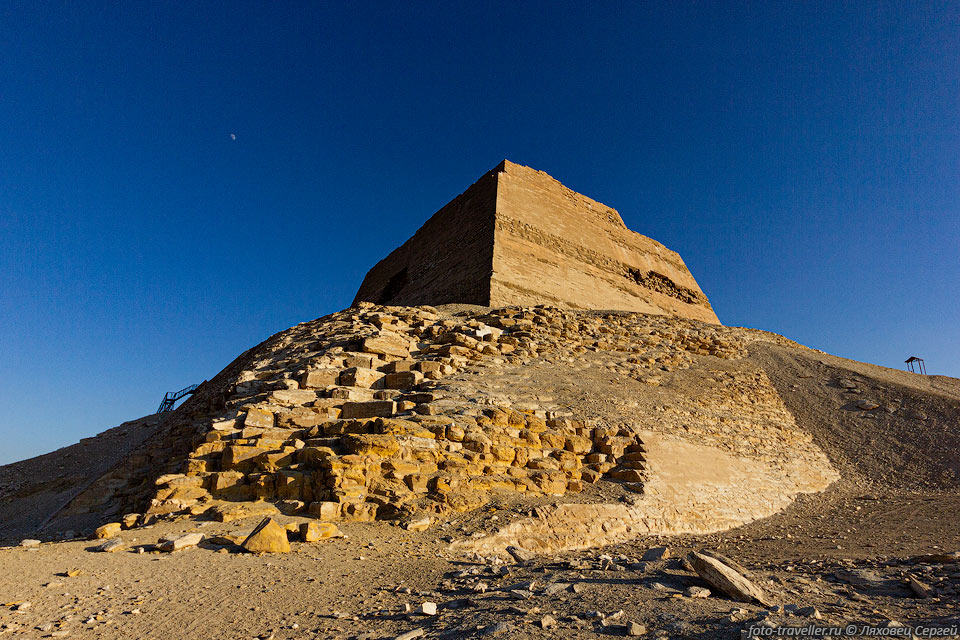 Пирамида Мейдум довольно интересное, редкопосещаемое туристами 
место, расположенное вдали от пробитых маршрутов