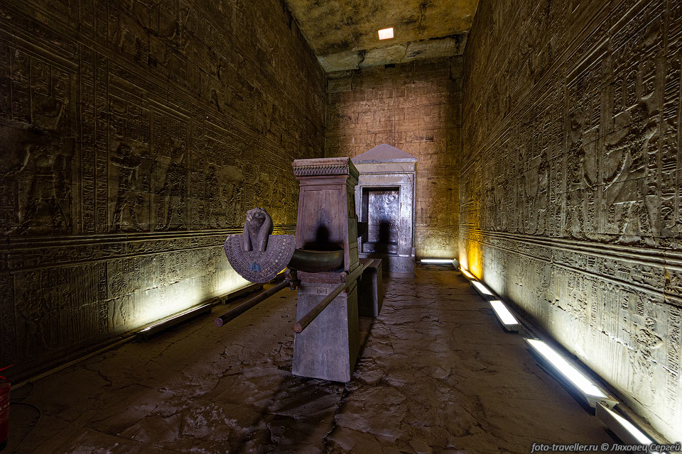Храм в Эдфу существовал с древнейших времен египетской культуры,

но был отстроен заново при Птолемеях, по древним планам.