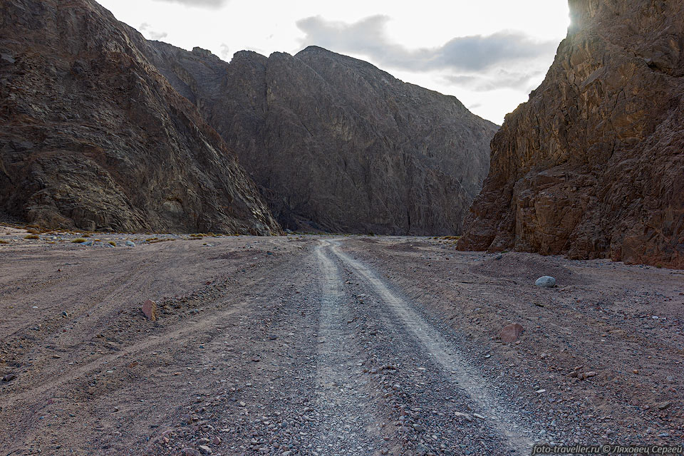 Дорога из Дахаба в Сант-Катрин напрямую, через горы и перевал 
Вади Насб (Wadi Nasb pass).
Почти на каждые выходные проживания в Дахабе арендовали Renault Duster у местного 
человека и ездили по всему Синайскому полуострову.