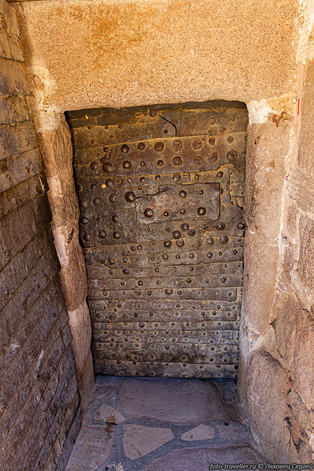 Дверь в монастырь Святой Екатерины (Saint Catherine's Monastery).
Монастырь Святой Екатерины у горы Синай (библейская Хорив) расположен на Синайском 
полуострове возле города Санта-Катарин.