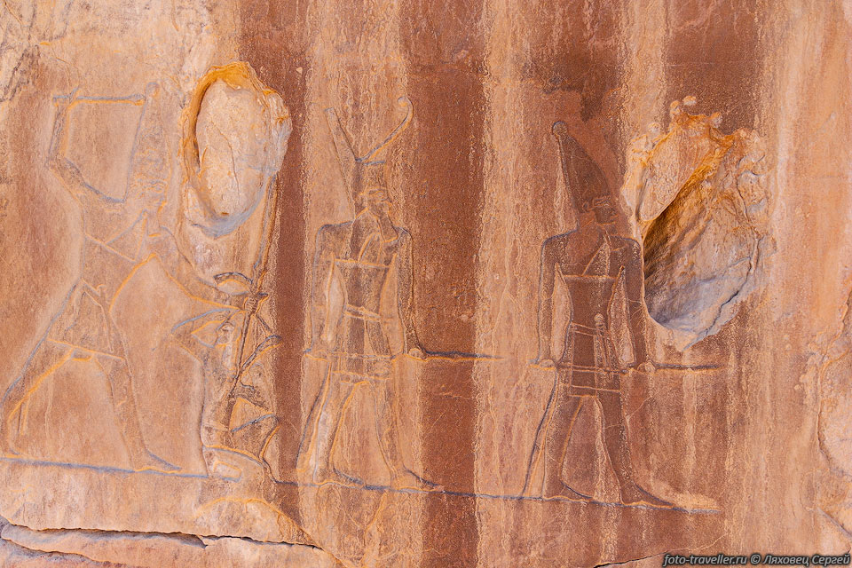 Скальные рисунки времен фараонов. Находятся довольно далеко от 
дна долины, на скалах.