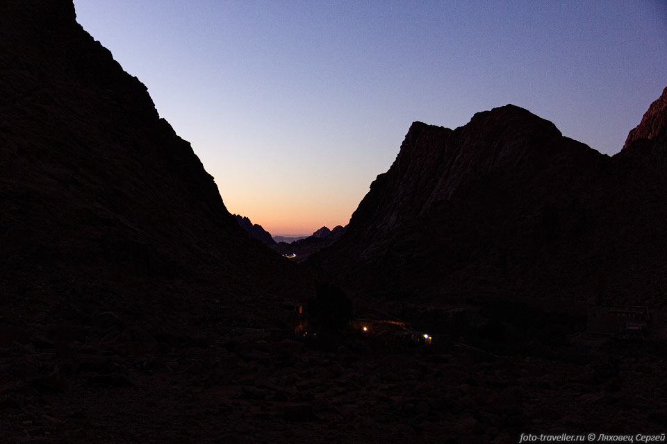 Вади эль-Арбаин (Wadi El Arbaien). В близи горит несколько огоньков 
в монастыре 40-ка мученников.