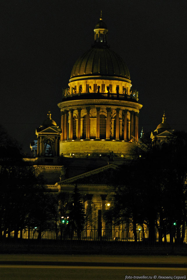 Исаакиевский собор - крупнейший православный храм Питера.
Открыт в 1858 году.
