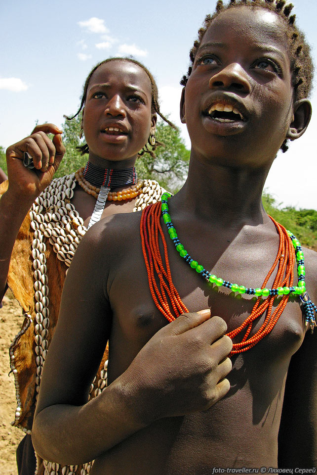 Молодые девушки из племени бенна-цамай (banna-tsemay).
Говорят, когда у девушки грудь закрыта - это означает, что она замужем.