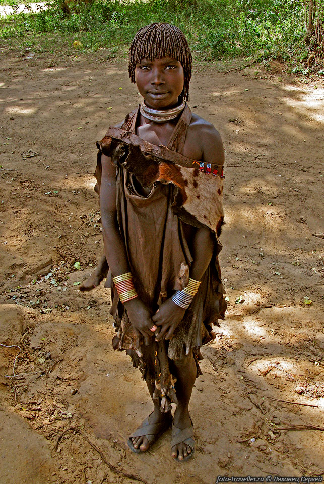 Девушка племени хамер возле поселка Димека.
Тут люди очень интересные и хорошие. Нас даже пригласили попробовать местной 
еды.