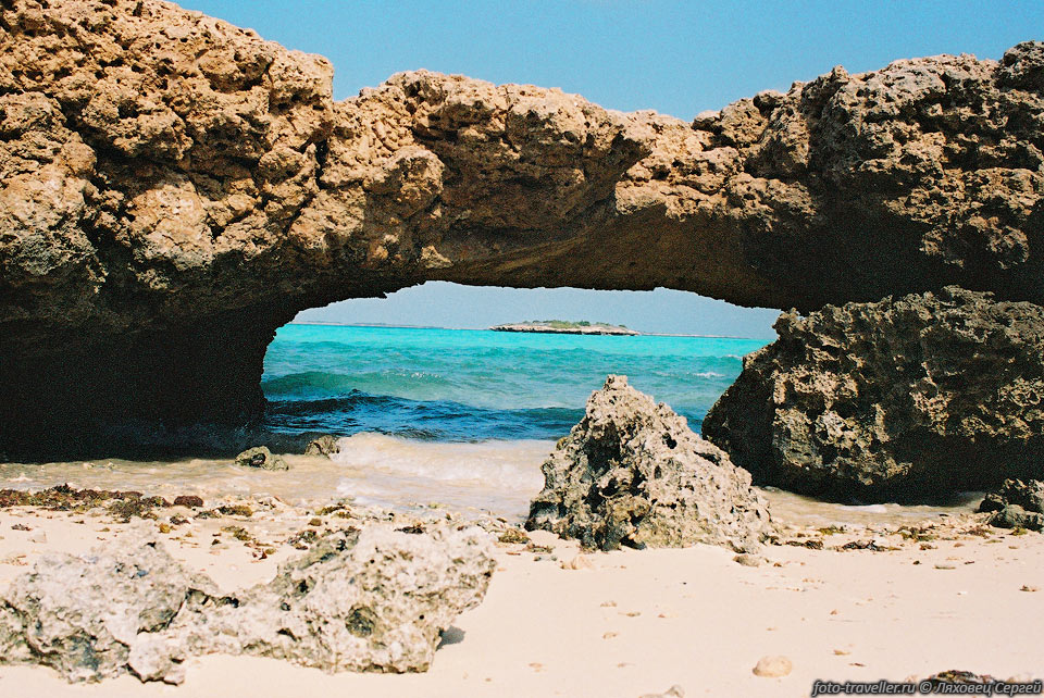 Каменная арка на берегу острова Маскали (Maskali 
island).