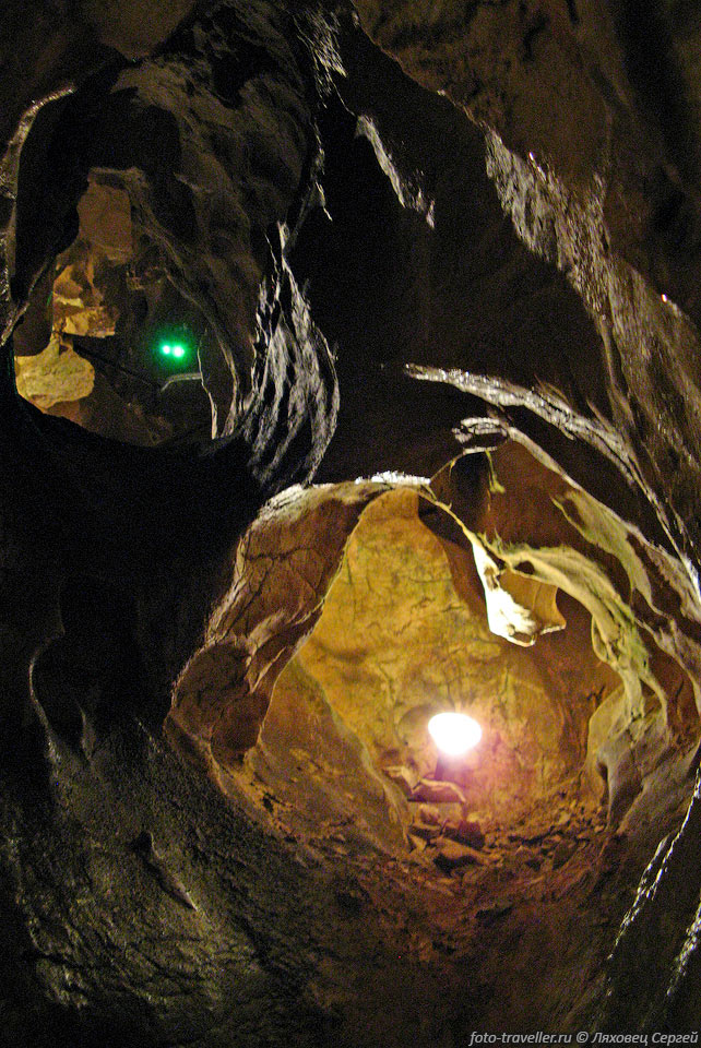 Пещера насчитывает шесть сифонов,
последний из которых имеет глубину 91 м, длину 445 метров и заканчивается узостью.
Первый сифон был исследован еще в 1957 году.