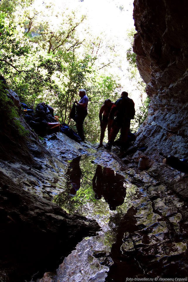 Вход в пещеру Baume des Anges.
Пещера-источник расположена в левом борту долины Toulourenc,
в 150-ти метрах вверх по течению от часовни Нотр-Дам де Энжес.