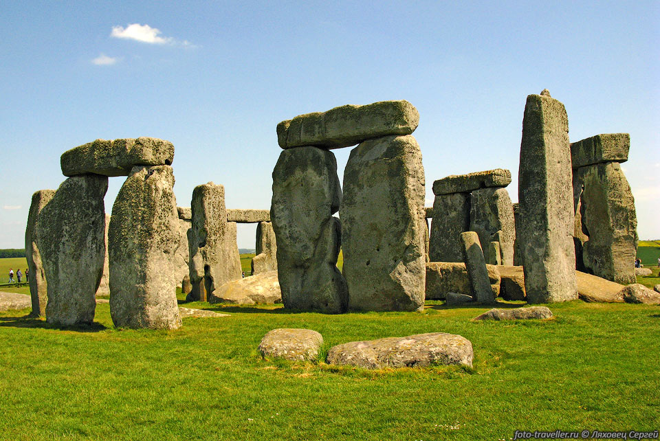 Стоунхендж (Stonehenge) переводится как "висящий камень".
Это каменное мегалитическое сооружение на Солсберийской равнине в графстве Уилтшир 
(Англия) находится примерно в 130 км к юго-западу от Лондона.