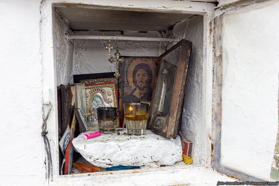 Шкафчик для верующих возле вершины горы 1070 м.
Около 98% населения Греции исповедует православие.
На самой вершине разное оборудование ретранслятора.