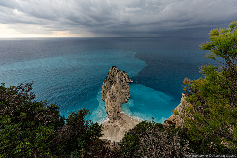 Прибрежная скала на юге острова Закинф входит в 
Национальный морской парк Закинф (National Marine Park of Zakynthos)